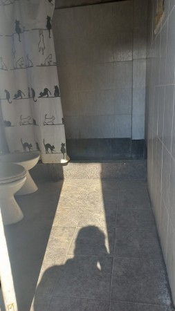 EN VENTA TRES LOCALES COMERCIALES CON DEPOSITO Y VIVIENDA (130 M2 DE LOSA) PROXIMO A ACCESO OESTE Y RUTA 25