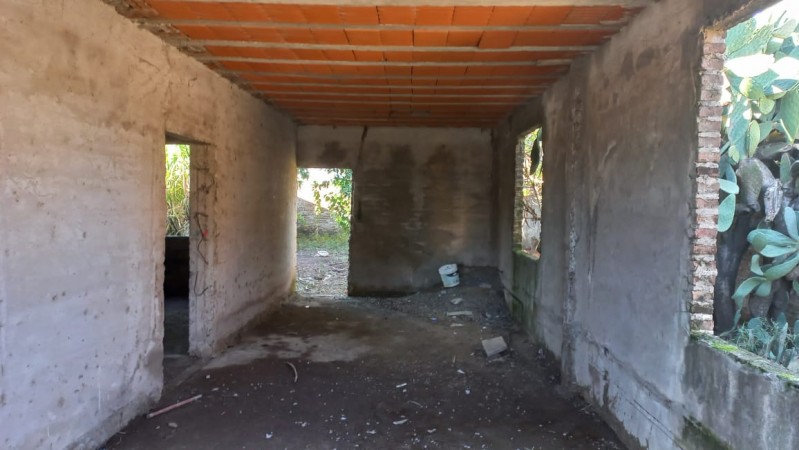 MORENO SUR  BARRIO SAN JORGE VENDO REGIA CASA A TERMINAR, TECHO LOSA CERAMICA, REJAS AL FRENTE Y MURO PERIMETRAL.