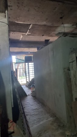 EN VENTA TRES LOCALES COMERCIALES CON DEPOSITO Y VIVIENDA (130 M2 DE LOSA) PROXIMO A ACCESO OESTE Y RUTA 25