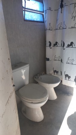 EN VENTA TRES LOCALES COMERCIALES CON DEPOSITO Y VIVIENDA (130 M2 DE LOSA) PROXIMO A ACCESO OESTE Y RUTA 25