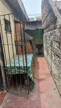  ( A L Q U I L A D O ) HERMOSA PROPIEDAD CON 2 DORMITORIOS SOBRE AVENIDA MARCOS DEL BUENO 1044 BARRIO LA PERLITA