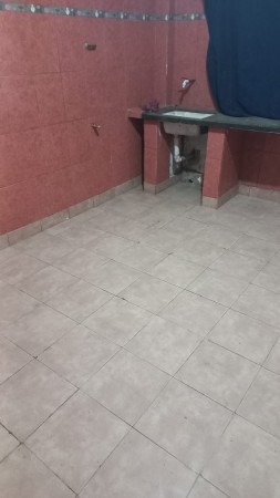 EN VENTA TRES LOCALES COMERCIALES CON DEPOSITO Y VIVIENDA (130 M2 DE LOSA) PROXIMO A ACCESO OESTE Y RUTA 25