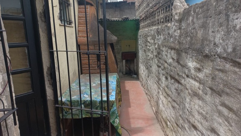  ( A L Q U I L A D O ) HERMOSA PROPIEDAD CON 2 DORMITORIOS SOBRE AVENIDA MARCOS DEL BUENO 1044 BARRIO LA PERLITA