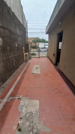  ( A L Q U I L A D O ) HERMOSA PROPIEDAD CON 2 DORMITORIOS SOBRE AVENIDA MARCOS DEL BUENO 1044 BARRIO LA PERLITA