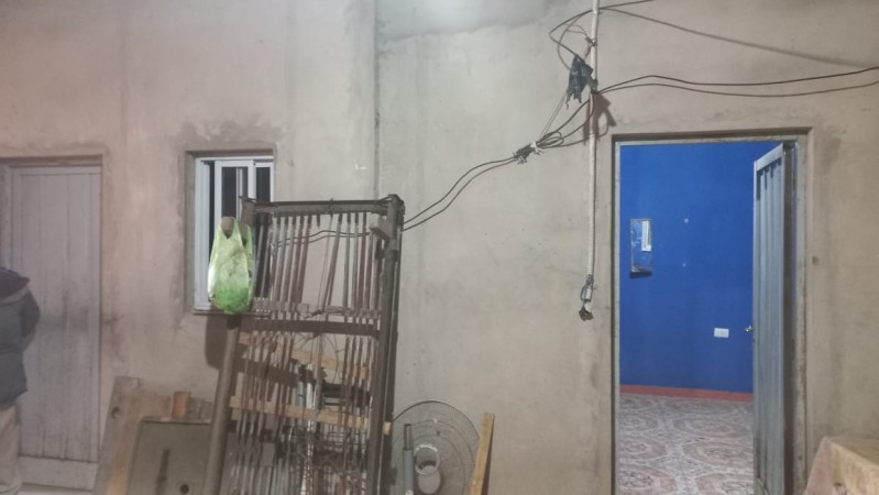 EN VENTA TRES LOCALES COMERCIALES CON DEPOSITO Y VIVIENDA (130 M2 DE LOSA) PROXIMO A ACCESO OESTE Y RUTA 25