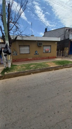  ( A L Q U I L A D O ) HERMOSA PROPIEDAD CON 2 DORMITORIOS SOBRE AVENIDA MARCOS DEL BUENO 1044 BARRIO LA PERLITA