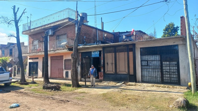 EN VENTA TRES LOCALES COMERCIALES CON DEPOSITO Y VIVIENDA (130 M2 DE LOSA) PROXIMO A ACCESO OESTE Y RUTA 25
