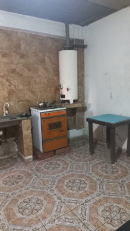 EN VENTA TRES LOCALES COMERCIALES CON DEPOSITO Y VIVIENDA (130 M2 DE LOSA) PROXIMO A ACCESO OESTE Y RUTA 25