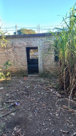 MORENO SUR  BARRIO SAN JORGE VENDO REGIA CASA A TERMINAR, TECHO LOSA CERAMICA, REJAS AL FRENTE Y MURO PERIMETRAL.