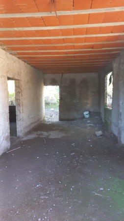 MORENO SUR  BARRIO SAN JORGE VENDO REGIA CASA A TERMINAR, TECHO LOSA CERAMICA, REJAS AL FRENTE Y MURO PERIMETRAL.