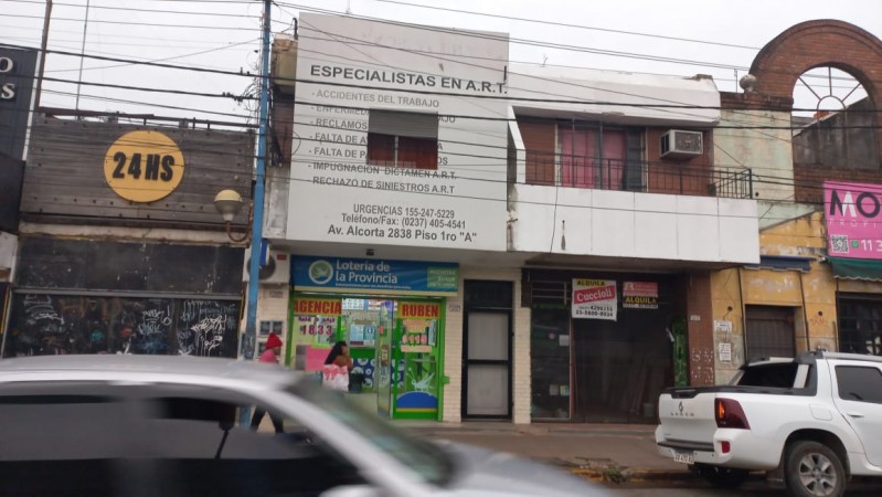 ALQUILO REGIO LOCAL COMERCIAL CON DEPOSITO FRENTE A ESTACION DE TREN EN MORENO, IDEAL TODO RUBRO. MENSUALIDADES DE $ 1000.000.- IMPERDIBLE . CONSULTE