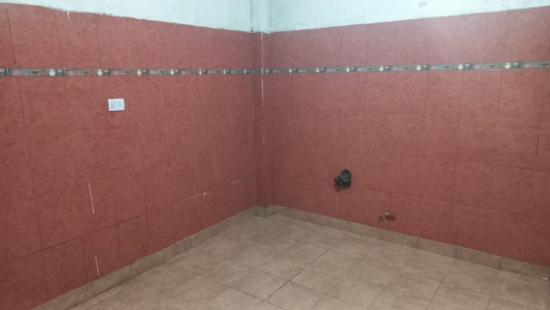 EN VENTA TRES LOCALES COMERCIALES CON DEPOSITO Y VIVIENDA (130 M2 DE LOSA) PROXIMO A ACCESO OESTE Y RUTA 25