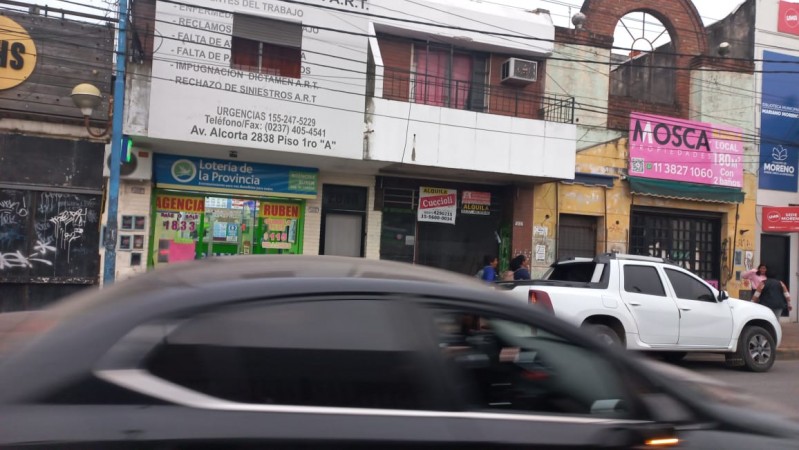 ALQUILO REGIO LOCAL COMERCIAL CON DEPOSITO FRENTE A ESTACION DE TREN EN MORENO, IDEAL TODO RUBRO. MENSUALIDADES DE $ 1000.000.- IMPERDIBLE . CONSULTE