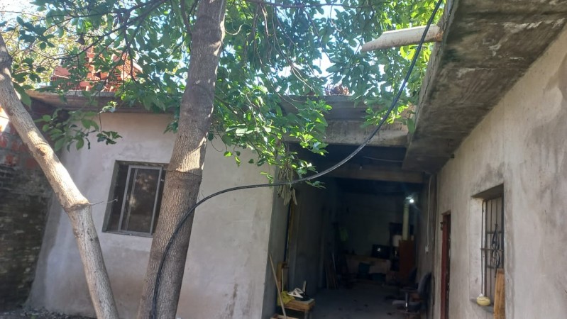 EN VENTA TRES LOCALES COMERCIALES CON DEPOSITO Y VIVIENDA (130 M2 DE LOSA) PROXIMO A ACCESO OESTE Y RUTA 25
