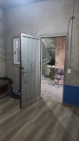 EN VENTA TRES LOCALES COMERCIALES CON DEPOSITO Y VIVIENDA (130 M2 DE LOSA) PROXIMO A ACCESO OESTE Y RUTA 25