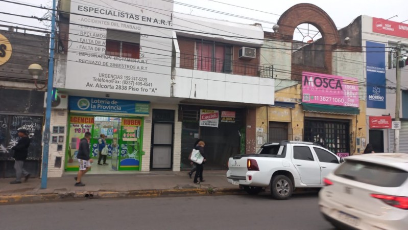 ALQUILO REGIO LOCAL COMERCIAL CON DEPOSITO FRENTE A ESTACION DE TREN EN MORENO, IDEAL TODO RUBRO. MENSUALIDADES DE $ 1000.000.- IMPERDIBLE . CONSULTE