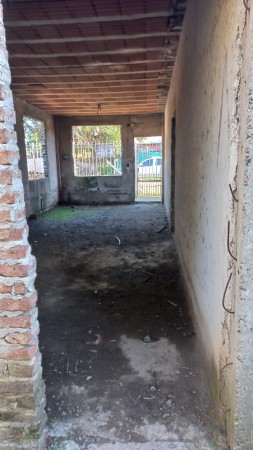 MORENO SUR  BARRIO SAN JORGE VENDO REGIA CASA A TERMINAR, TECHO LOSA CERAMICA, REJAS AL FRENTE Y MURO PERIMETRAL.