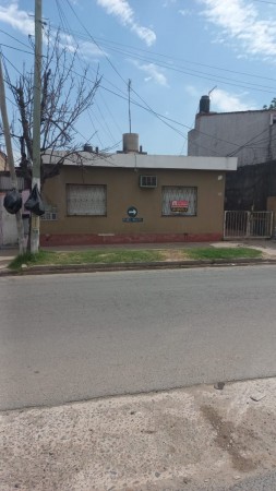  ( A L Q U I L A D O ) HERMOSA PROPIEDAD CON 2 DORMITORIOS SOBRE AVENIDA MARCOS DEL BUENO 1044 BARRIO LA PERLITA