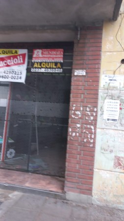 ALQUILO REGIO LOCAL COMERCIAL CON DEPOSITO FRENTE A ESTACION DE TREN EN MORENO, IDEAL TODO RUBRO. MENSUALIDADES DE $ 1000.000.- IMPERDIBLE . CONSULTE
