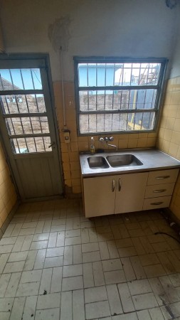  ( A L Q U I L A D O ) HERMOSA PROPIEDAD CON 2 DORMITORIOS SOBRE AVENIDA MARCOS DEL BUENO 1044 BARRIO LA PERLITA