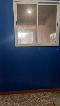 EN VENTA TRES LOCALES COMERCIALES CON DEPOSITO Y VIVIENDA (130 M2 DE LOSA) PROXIMO A ACCESO OESTE Y RUTA 25