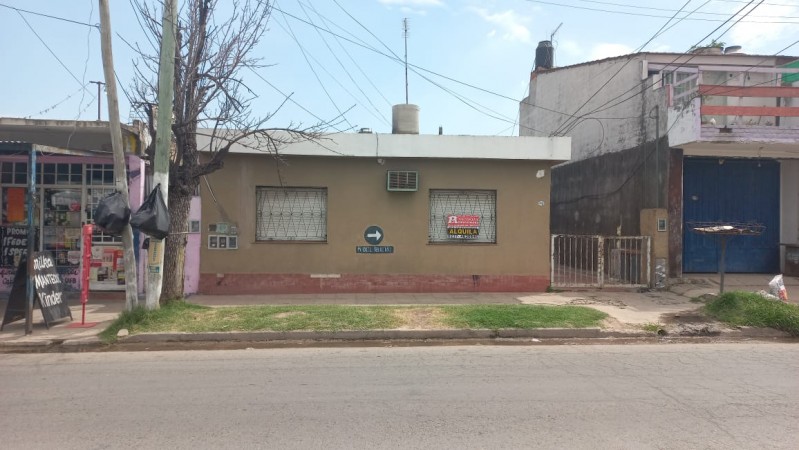  ( A L Q U I L A D O ) HERMOSA PROPIEDAD CON 2 DORMITORIOS SOBRE AVENIDA MARCOS DEL BUENO 1044 BARRIO LA PERLITA