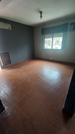 ( A L Q U I L A D O ) HERMOSA PROPIEDAD CON 2 DORMITORIOS SOBRE AVENIDA MARCOS DEL BUENO 1044 BARRIO LA PERLITA