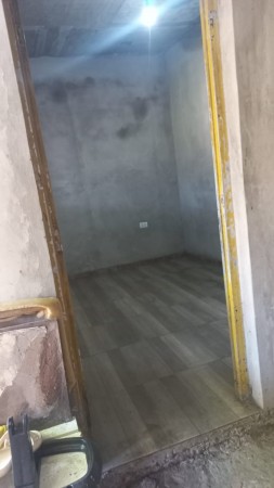 EN VENTA TRES LOCALES COMERCIALES CON DEPOSITO Y VIVIENDA (130 M2 DE LOSA) PROXIMO A ACCESO OESTE Y RUTA 25