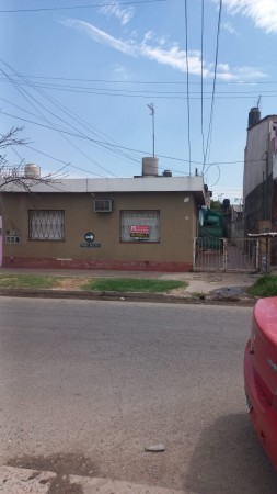  ( A L Q U I L A D O ) HERMOSA PROPIEDAD CON 2 DORMITORIOS SOBRE AVENIDA MARCOS DEL BUENO 1044 BARRIO LA PERLITA