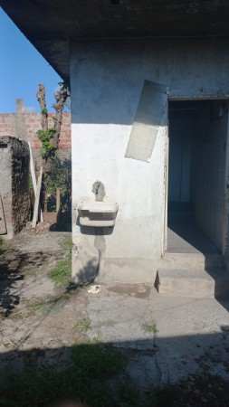 EN VENTA TRES LOCALES COMERCIALES CON DEPOSITO Y VIVIENDA (130 M2 DE LOSA) PROXIMO A ACCESO OESTE Y RUTA 25