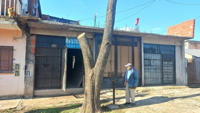 EN VENTA TRES LOCALES COMERCIALES CON DEPOSITO Y VIVIENDA (130 M2 DE LOSA) PROXIMO A ACCESO OESTE Y RUTA 25