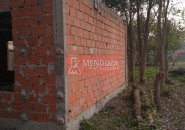 AUT (318)  EN VENTA TERRENO CON MEJORAS, FINANCIACION ANTICIPO U$D 8.000.-