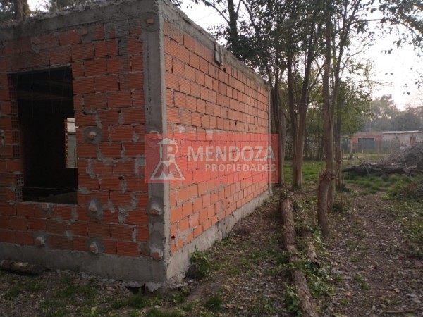 AUT (318)  EN VENTA TERRENO CON MEJORAS, FINANCIACION ANTICIPO U$D 8.000.-