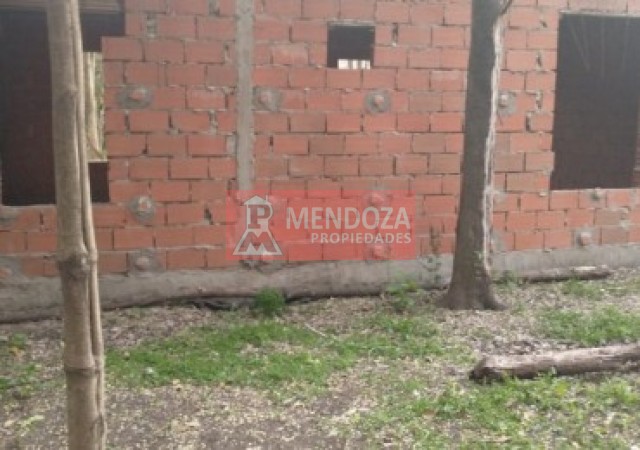 AUT (318)  EN VENTA TERRENO CON MEJORAS, FINANCIACION ANTICIPO U$D 8.000.-