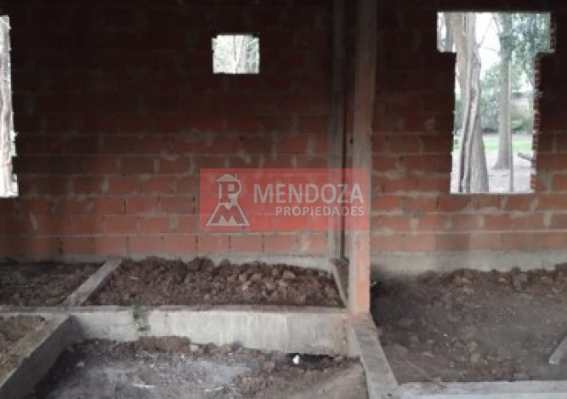 AUT (318)  EN VENTA TERRENO CON MEJORAS, FINANCIACION ANTICIPO U$D 8.000.-