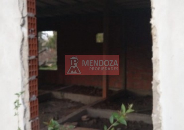 AUT (318)  EN VENTA TERRENO CON MEJORAS, FINANCIACION ANTICIPO U$D 8.000.-