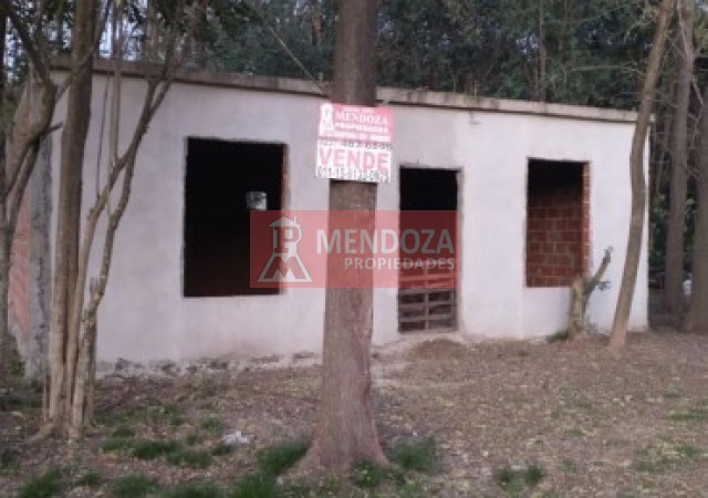 AUT (318)  EN VENTA TERRENO CON MEJORAS, FINANCIACION ANTICIPO U$D 8.000.-