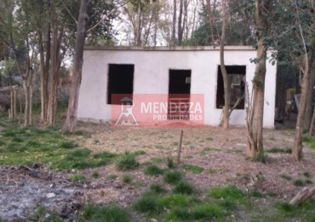 AUT (318)  EN VENTA TERRENO CON MEJORAS, FINANCIACION ANTICIPO U$D 8.000.-