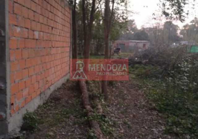 AUT (318)  EN VENTA TERRENO CON MEJORAS, FINANCIACION ANTICIPO U$D 8.000.-