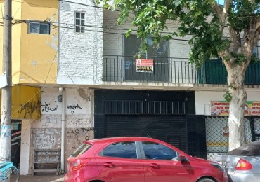 (AUT. 402) ALQUILO REGIO DEPARTAMENTO PLANTA ALTA, MORENO SUR FRENTE COLEGIO MARIANO MORENO