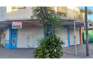 ALQUILO LOCAL COMERCIAL CON FONDO DE COMERCIO HELADERIA, CUENTA CON HELADERAS DE HELADOS CON BANDEJAS, SILLAS, MESAS ETC.