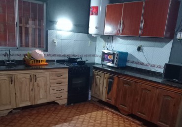 VENDO AMPLIA CASA DE MATERIAL EN ALTOS DE LA REJA, MORENO, CALLE MARIANO MORENO 2182 Y PERITO MORENO