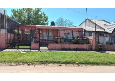 A L Q U I L O  HERMOSA CASA DE MATERIAL CON 2 DORMITORIOS, SOBRE ASFALTO, TODOS LOS SERVICIOS EN EL BARRIO CIUDAD SATELITE, CALLE HUGUES 1025