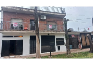 EN VENTA TRES LOCALES COMERCIALES CON VIVIENDA (130 M2 DE LOSA) PROXIMO A ACCESO OESTE Y RUTA 25