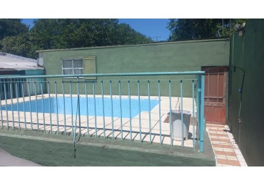VENDO AMPLIA CASA CON PILETA DE NATACION IDEAL PARA EVENTOS O INVERSIONISTA QUE DESEE OFRECER HOSPEDAJE YA QUE ES UN AMBIENTE ACOJEDOR CON CASA PRINCIPAL Y DOS DEPARTAMENTOS CON BAÑO EN EL BARRIO YARAVI, MORENO. CALLE TABLADA 5460