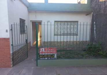 ALQUILO UNA HERMOSA CASA CON DOS DORMITORIOS,  PARQUIZADA, TODOS LOS SERVICIOS EN EL BARRIO JARDINES DE MORENO, PROXIMO A COLEGIOS, ACCESO OESTE Y RUTA 25 -IMPERDIBLE