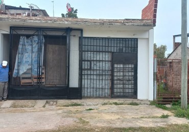 ALQUILO 2 LOCALES COMERCIALES JUNTOS O SEPARADOS EN BARRIO JARDINES DE MORENO, PROXIMO A ACCESO OESTE.